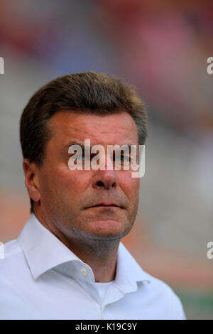 26.08.2017, Fussball 1.Liga 2017/2018, 2.Spieltag, FC Augsburg - Borussia Mönchengladbach, in der WWK-Arena Augsburg. Allenatore Dieter Hecking (Borussia Mönchengladbach) nachdenklich. Foto: Cronos/MIS Foto Stock