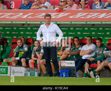 26.08.2017, Fussball 1.Liga 2017/2018, 2.Spieltag, FC Augsburg - Borussia Mönchengladbach, in der WWK-Arena Augsburg. Frustrierte Gladbacher nach unentschieden dem. Allenatore Dieter Hecking (Borussia Mönchengladbach) Foto: Cronos/MIS Foto Stock