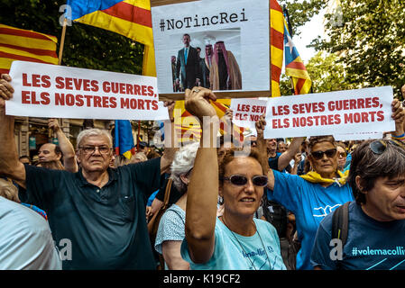 Barcellona, in Catalogna, Spagna. 26 Ago, 2017. Un protestor con targhetta lei urla slogan come lei prende parte in alternativa manifestazione organizzata dalla sinistra party 'CUP' in omaggio a coloro che furono uccisi dai terroristi jihadista in Barcellona e Cambrils Credito: Matthias Oesterle/ZUMA filo/ZUMAPRESS.com/Alamy Live News Foto Stock