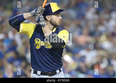 Los Angelese, California, Stati Uniti d'America. 25 Ago, 2017. 25 agosto 2017: Milwaukee Brewers sinistra fielder Ryan Braun (8) pipistrelli per i produttori di birra in gioco tra il Milwaukee Brewers e il Los Angeles Dodgers, il Dodger Stadium di Los Angeles, CA. Fotografo: Pietro Joneleit. Credito: Cal Sport Media/Alamy Live News Foto Stock