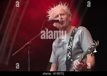 Belfast, Irlanda del Nord. 27/08/2017 - Greg Cowan da Belfast punk rock band "emarginati" suona presso il Custom House Square Music Festival. Foto Stock