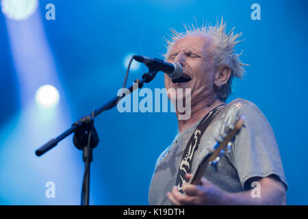 Belfast, Irlanda del Nord. 27/08/2017 - Greg Cowan da Belfast punk rock band "emarginati" suona presso il Custom House Square Music Festival. Foto Stock