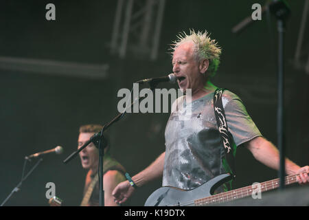 Belfast, Irlanda del Nord. 27/08/2017 - Belfast punk rock band 'i reietti' giocare alla Custom House Square Music Festival. Foto Stock