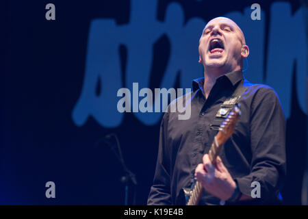 Belfast, Irlanda del Nord. 26/08/2017 - punk band " The Stranglers' giocare Custom House Square Foto Stock