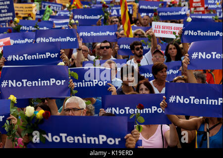 Barcellona, Spagna. 26 Ago, 2017. Le persone in attesa di lettura di segni " non abbiamo paura" in una dimostrazione contro il terrorismo a Barcellona, Spagna, e il agosto 26, 2017. Credito: Lino De Vallier/Xinhua/Alamy Live News Foto Stock