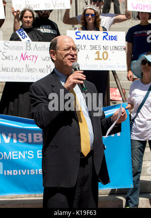 Los Angeles, California, USA. 26 Ago, 2017. Congressman Brad Sherman (D - CA) risolve diverse centinaia di persone che si sono riuniti nel centro di Los Angeles per commemorare il 97º anniversario del XIX emendamento a cui ha dato alle donne il diritto di voto nel mese di agosto del 1920. Credito: Brian Cahn/ZUMA filo/Alamy Live News Foto Stock