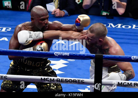 Las Vegas, Nevada, USA. 26 Agosto, 2017. Las Vegas NV, Stati Uniti d'America. 26 Ago, 2017. ( IN blk-gld trunk) Floyd Mayweather Jr.va 10 tornate con Conor McGregor Sabato presso la T-Mobile Arena di Las Vegas. Floyd Mayweather Jr ha preso la vittoria di TKO come la lotta è stata fermata al decimo giro. Questo è stato Floyd ultima lotta che termina a 50 vince.Foto da Gene Blevins/LA/DailyNews SCNG/ZumaPress. Credit: Gene Blevins/ZUMA filo/Alamy Live News Foto Stock