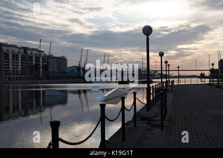 Silvertown, Newham, Londra, Regno Unito. Il 27 agosto 2017. Meteo REGNO UNITO: Bright bank holiday sunrise over London Docklands. Un giorno caldo e soleggiato è previsto. La stazione di London Victoria Dock con Excel exhibition centre e il Sunborn Yacht Hotel. Credito: WansfordPhoto/Alamy Live News Foto Stock