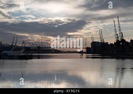 Silvertown, Newham, Londra, Regno Unito. Il 27 agosto 2017. Meteo REGNO UNITO: Bright bank holiday sunrise over London Docklands. Un giorno caldo e soleggiato è previsto. La stazione di London Victoria Dock con Excel exhibition centre e il Sunborn Yacht Hotel. Credito: WansfordPhoto/Alamy Live News Foto Stock