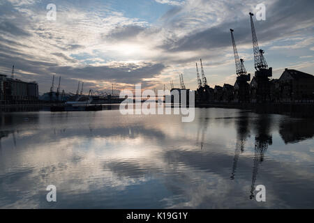 Silvertown, Newham, Londra, Regno Unito. Il 27 agosto 2017. Meteo REGNO UNITO: Bright bank holiday sunrise over London Docklands. Un giorno caldo e soleggiato è previsto. La stazione di London Victoria Dock con Excel exhibition centre e il Sunborn Yacht Hotel. Credito: WansfordPhoto/Alamy Live News Foto Stock