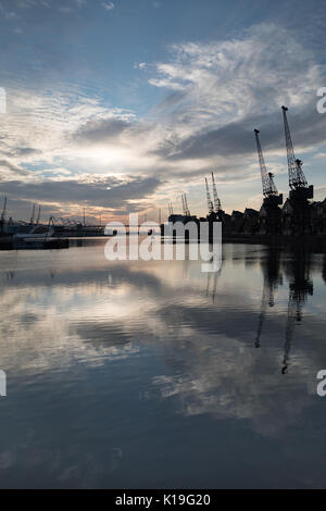 Silvertown, Newham, Londra, Regno Unito. Il 27 agosto 2017. Meteo REGNO UNITO: Bright bank holiday sunrise over London Docklands. Un giorno caldo e soleggiato è previsto. La stazione di London Victoria Dock con Excel exhibition centre e il Sunborn Yacht Hotel. Credito: WansfordPhoto/Alamy Live News Foto Stock