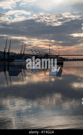 Silvertown, Newham, Londra, Regno Unito. Il 27 agosto 2017. Meteo REGNO UNITO: Bright bank holiday sunrise over London Docklands. Un giorno caldo e soleggiato è previsto. La stazione di London Victoria Dock con Excel exhibition centre e il Sunborn Yacht Hotel. Credito: WansfordPhoto/Alamy Live News Foto Stock