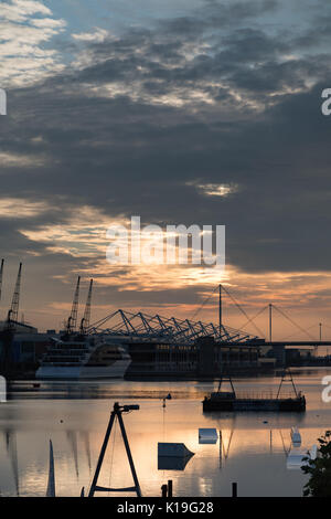 Silvertown, Newham, Londra, Regno Unito. Il 27 agosto 2017. Meteo REGNO UNITO: Bright bank holiday sunrise over London Docklands. Un giorno caldo e soleggiato è previsto. La stazione di London Victoria Dock con Excel exhibition centre e il Sunborn Yacht Hotel. Credito: WansfordPhoto/Alamy Live News Foto Stock