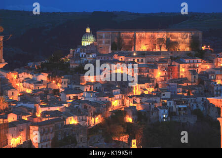 Sicilia, la città di Ragusa, il tardo barocco distretto Ragusa Ibla di notte, Unesco Foto Stock