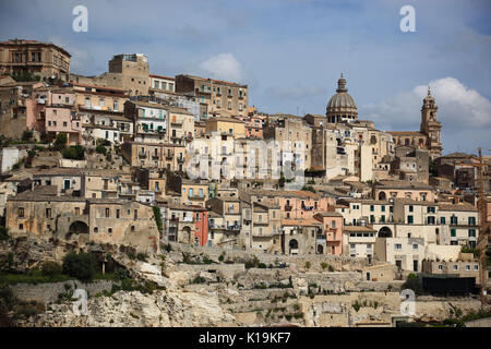 Sicilia, la città di Ragusa, vista di una parte delle case del centro storico di Ragusa Ibla, Unesco Foto Stock
