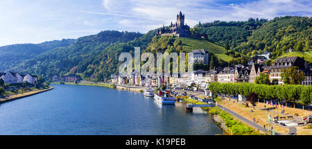 Viaggi in Germania, pittoresco medievale città di Cochem, crociere oltre il fiume Reno Foto Stock