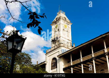 Casa di meraviglie in Stone Town Zanzibar. Zanzibar è un isola al largo della costa della Tanzania, Africa. È il più grande e il più alto edificio della città. Foto Stock