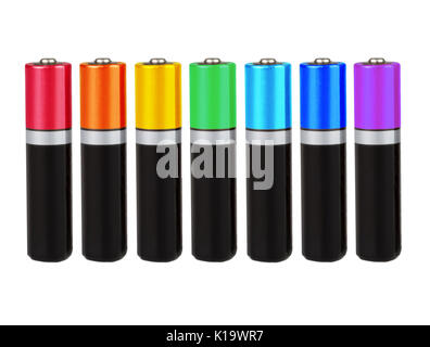 7 batterie di tipo AAA in una fila, sette colori dell'arcobaleno (spettro), su uno sfondo bianco, isolato Foto Stock