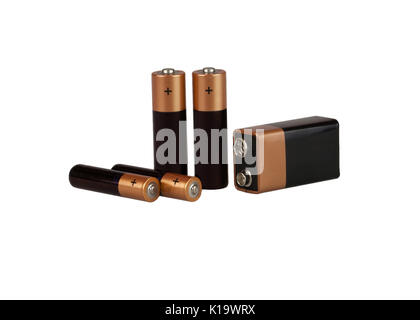 Cinque diverse batterie di tipo AAA, tipo AA, tipo PP3, su uno sfondo bianco, isolato Foto Stock