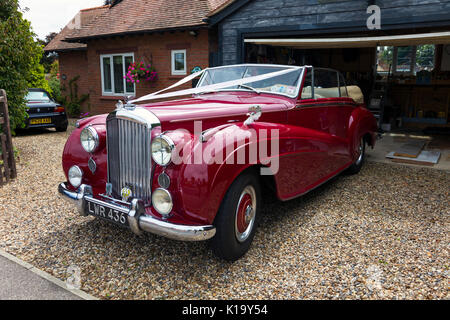 Classic Vintage rosso ciliegia bentley in piedi in un viale di accesso Foto Stock