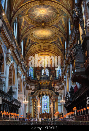 La Cattedrale di St Paul interno, vista dal cudiero e coro verso l altare maggiore e il soffitto, London REGNO UNITO Foto Stock