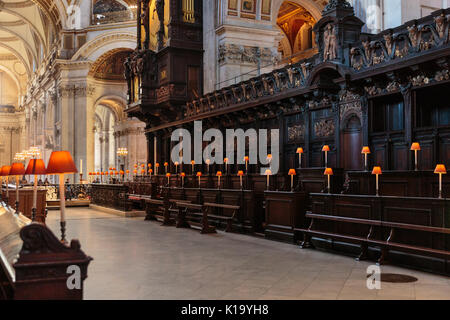 La Cattedrale di St Paul interno, vista del cudiero e coro, London REGNO UNITO Foto Stock