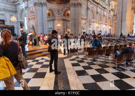 Turisti e visitatori di ammirare gli interni presso la Cattedrale di St Paul, Londra UK Foto Stock