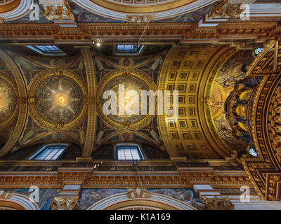 Il soffitto del Quire, l'interno della Cattedrale di St Paul, vista fino ai murales, sculture e decorazioni dorate, Londra, Inghilterra, Regno Unito Foto Stock