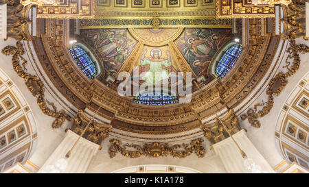 La Cattedrale di St Paul interno, visualizzare fino al dipinto del soffitto e delle pareti, sculture, mosaici e decorazioni dorate della cupola interna, London REGNO UNITO Foto Stock