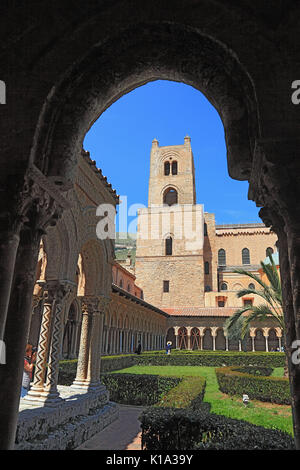 Sicilia, la città di Monreale, Cattedrale di Santa Maria Nuova presso il chiostro dell'abbazia, UNESCO Foto Stock