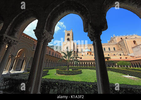 Sicilia, la città di Monreale, Cattedrale di Santa Maria Nuova, il chiostro dell'abbazia, Unesco Foto Stock