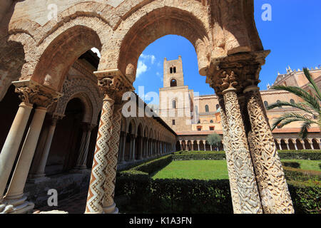 Sicilia, la città di Monreale, Cattedrale di Santa Maria Nuova, il chiostro dell'abbazia, Unesco Foto Stock