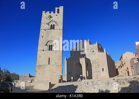 La Sicilia, la cittadina di Erice in provincia di Trapani, la principale chiesa Chiesa Madre chiamato anche duomo dell'Assunta Foto Stock