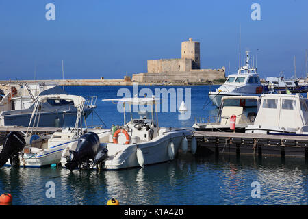 Sicilia, la città di Trapani, il porto e il vecchio ospedale, Lazzaretto Castello della Colombaia Foto Stock