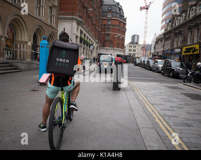 Ubereats, Uber mangia il ciclo alimentare corriere consegna Londra Foto Stock