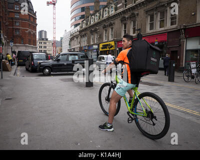 Ubereats, Uber mangia il ciclo alimentare corriere consegna Londra Foto Stock
