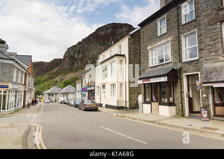 La montagna che sovrasta la cittadina gallese di Blaenau Ffestiniog famoso per le miniere di ardesia Foto Stock