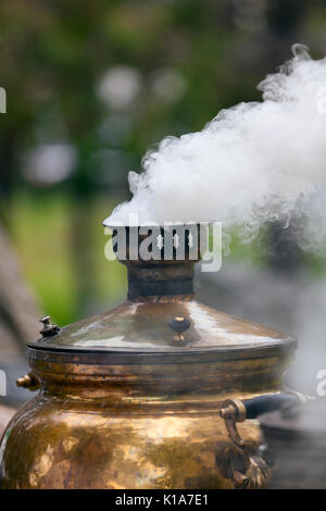 Samovar russo, un tradizionale alimentati a carbone pentola di rame per la preparazione del tè. Foto Stock