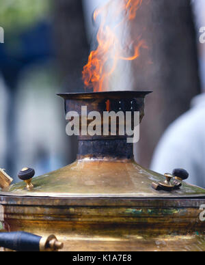 Samovar russo, un tradizionale alimentati a carbone pentola di rame per la preparazione del tè. Foto Stock