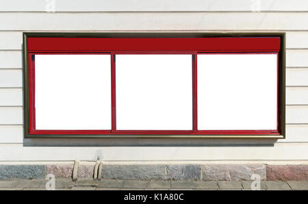 Una grande città rossa informazioni cartellone appeso sulla parete di una vecchia casa. Glas isolato con il bianco Foto Stock