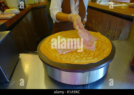 Prosciutto e formaggio crêpe Foto Stock