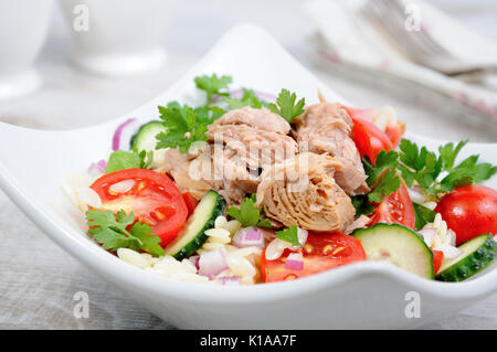 Insalata di tonno in scatola con pomodori, cetrioli e orzo Foto Stock