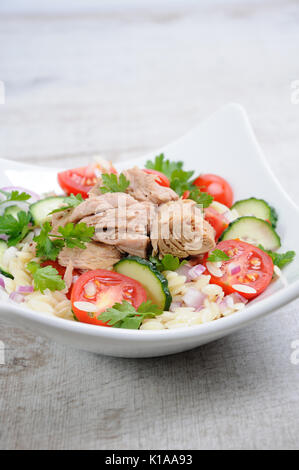 Insalata di tonno in scatola con pomodori, cetrioli e orzo Foto Stock