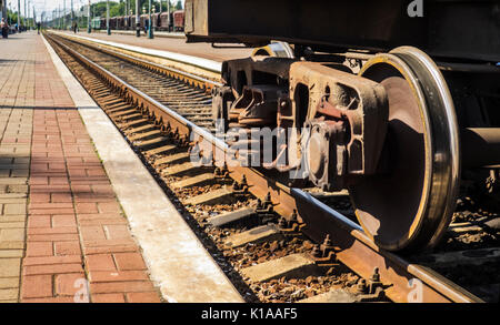 Treno delle ruote durante la sosta nella stazione di concentrarsi sulla ruota Foto Stock