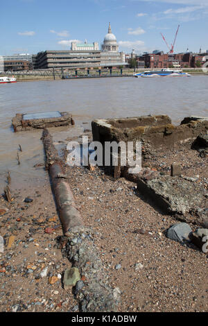 Bankside, fiume Thames, London REGNO UNITO, 25 agosto 2017 - Riverside opinioni Credito: Steve Parkins Foto Stock