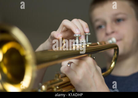 Giovane ragazzo in pratica la sua tromba Foto Stock