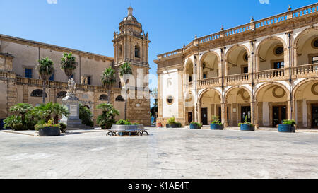 Mazara del Vallo (Italia) - Piazza della Repubblica, con San Vito statua, Palazzo del Seminario e il Santissimo Salvatore cattedrale Foto Stock