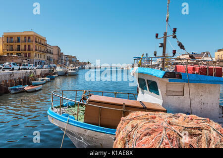 Mazara del Vallo (Italia) - vista Giorno di canal, le barche dei pescatori e dal centro Foto Stock