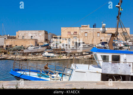 Mazara del Vallo (Italia) - vista Giorno di canal, le barche dei pescatori e dal centro Foto Stock