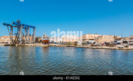 Mazara del Vallo (Italia) - vista Giorno di canal, le barche dei pescatori e dal centro Foto Stock